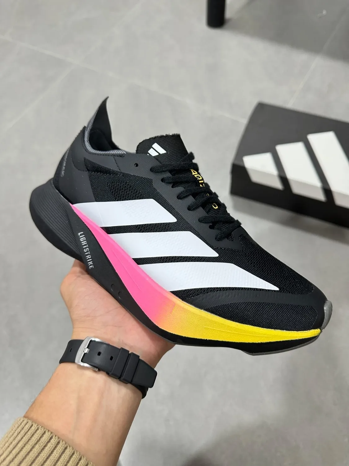 Adidas Adizero Boston preto, rosa e amarelo