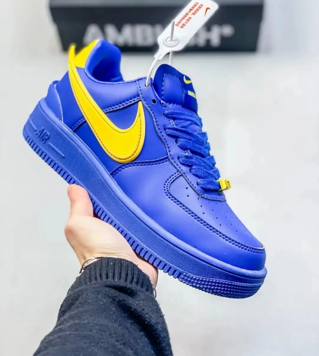 Nike Air Force 1 Ambush azul e amarelo